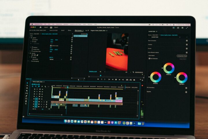 Close-up van video-bewerkingssoftware op het laptopscherm in een professionele omgeving.