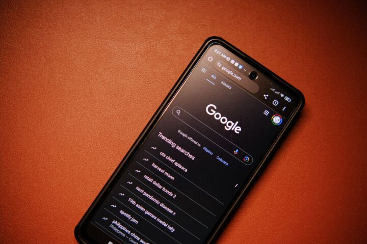Een smartphone die de Google Zoektrends op een tafel 's nachts weergeeft.