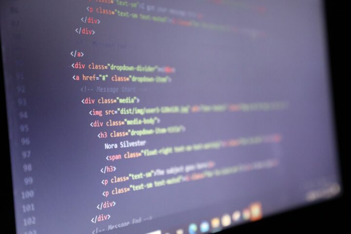 Verlichte HTML-code weergegeven op een computerscherm, close-up weergave.